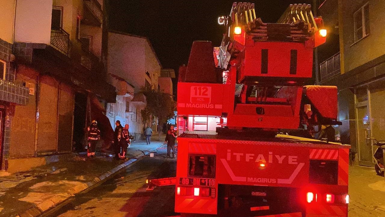 Aydinda Yangin Dumandan Etkilenen 2 Kisi Hastaneye Kaldirildi Ca4511D5F25B6E9Aa389243E938D167E