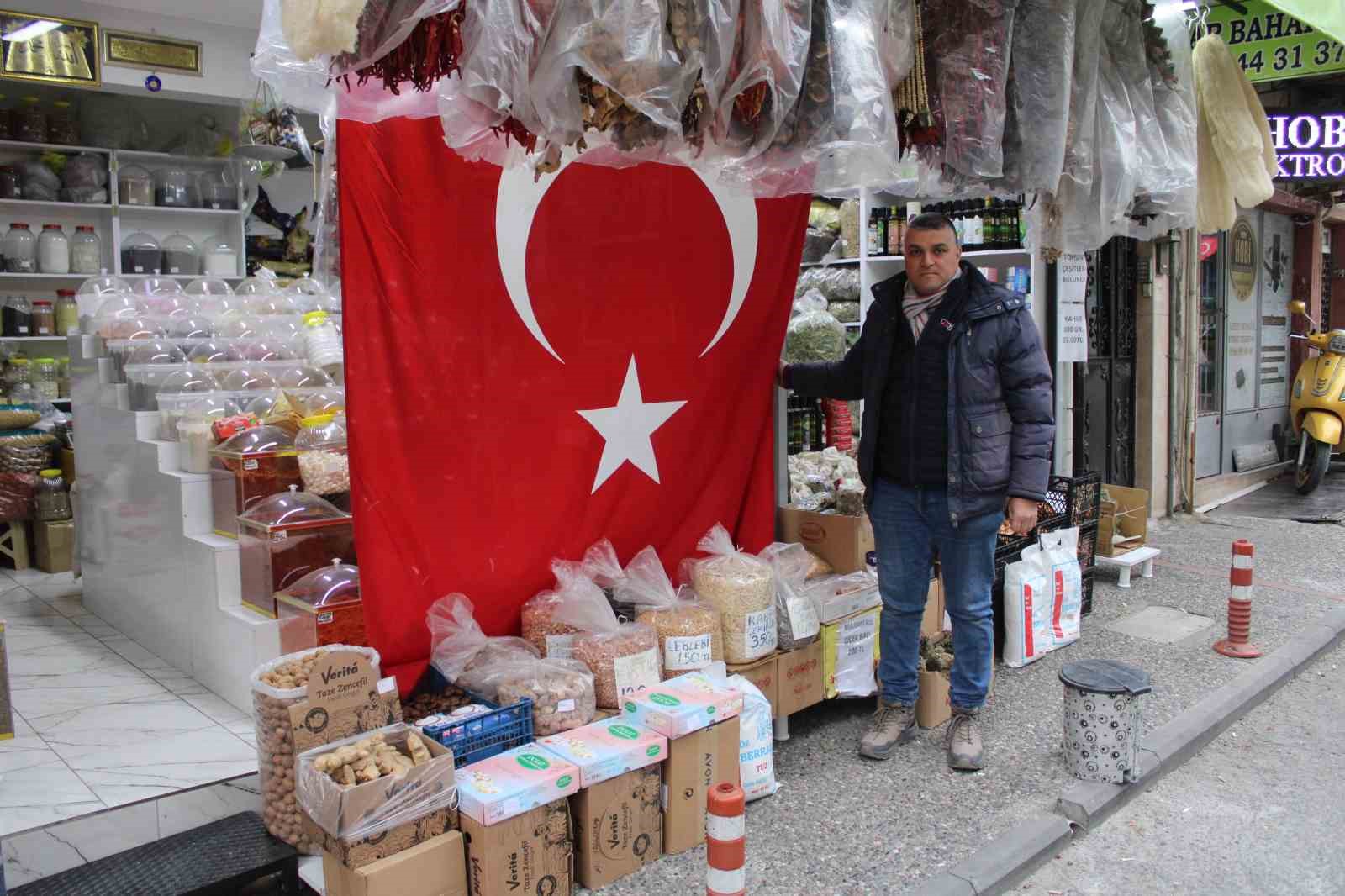 Aydinli Esnaftan 5 Metrelik Bayrak Tepkisi Cfa0C8350Ca645E2C769F82D7F983F55