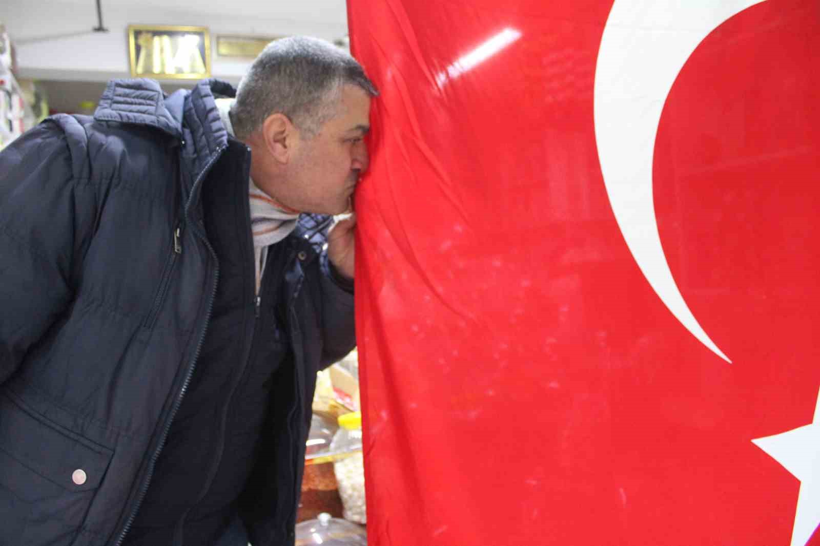 Aydinli Esnaftan 5 Metrelik Bayrak Tepkisi D2B57172397D34A1288D1Ed65Cef6137