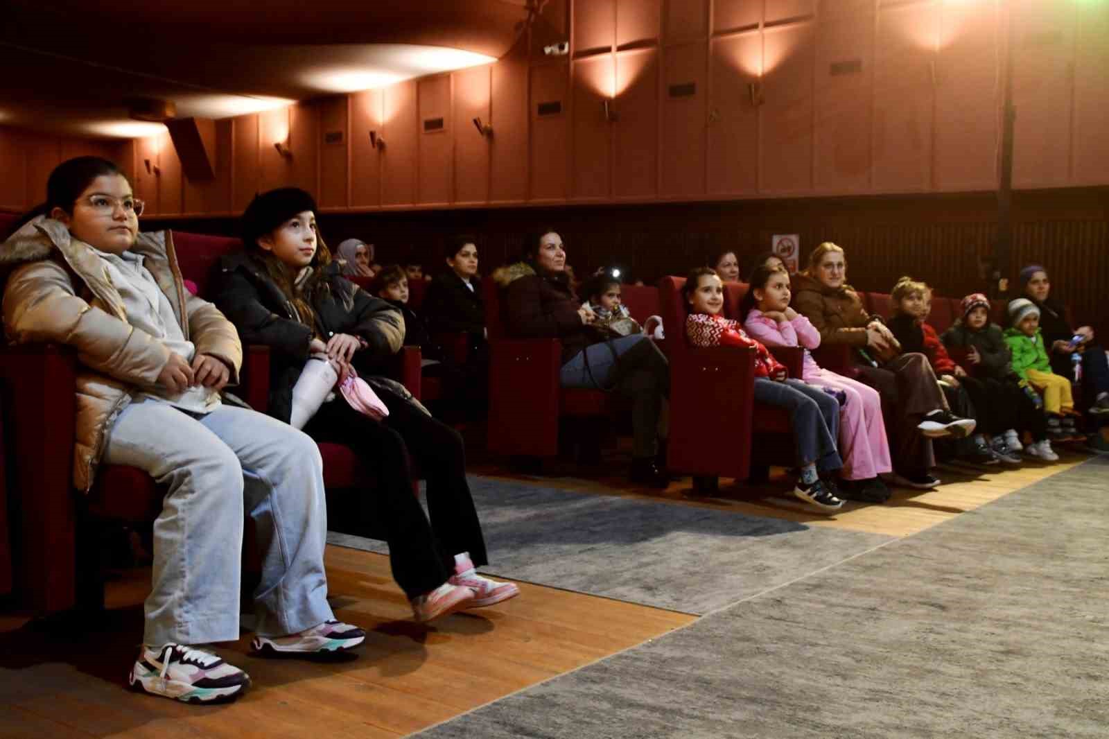 Baskan Cercioglu Sokeli Cocuklari Tiyatro Ile Bulusturdu 9B86A4C733Fdae1387E314F8F2A1C5Ee