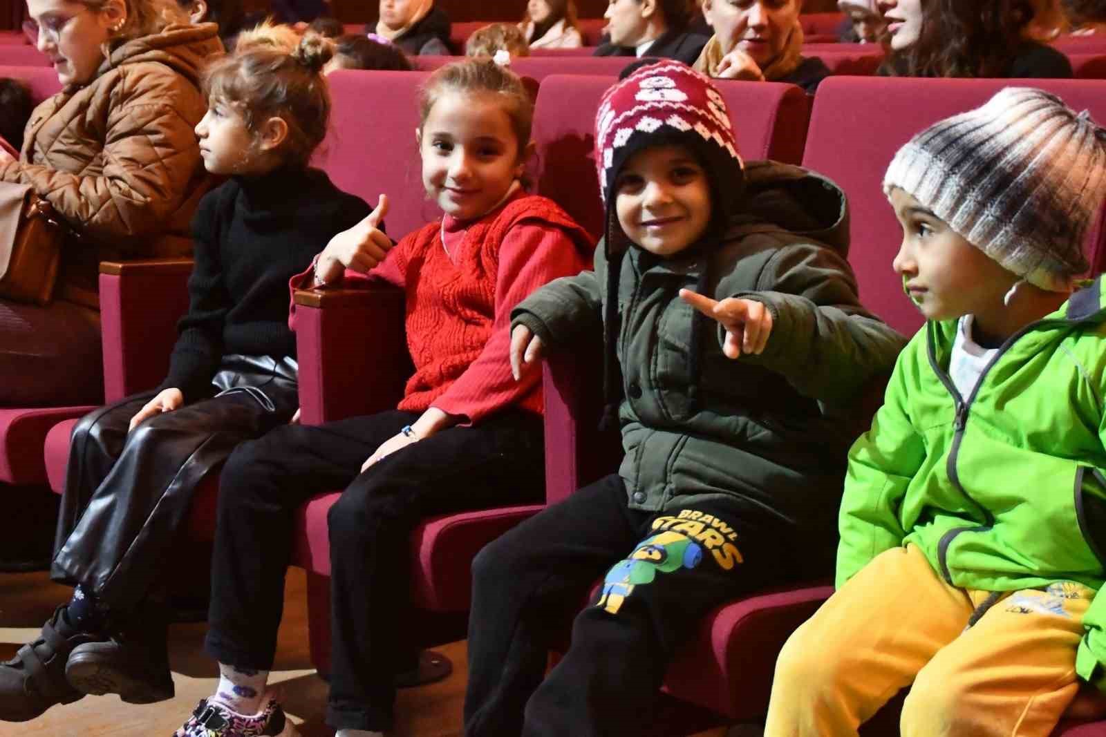 Baskan Cercioglu Sokeli Cocuklari Tiyatro Ile Bulusturdu B18C10B601F31Ec45E80Fec892101E8F