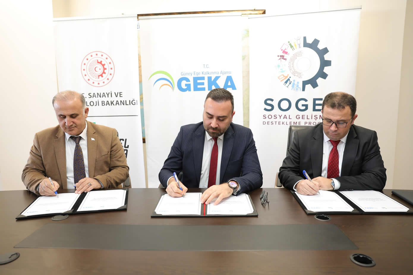 Baskan Kaya Imzayi Atti Proje Hayata Geciyor 634716 2Ce44415Cb714C5B31E7A8276Cd025D9