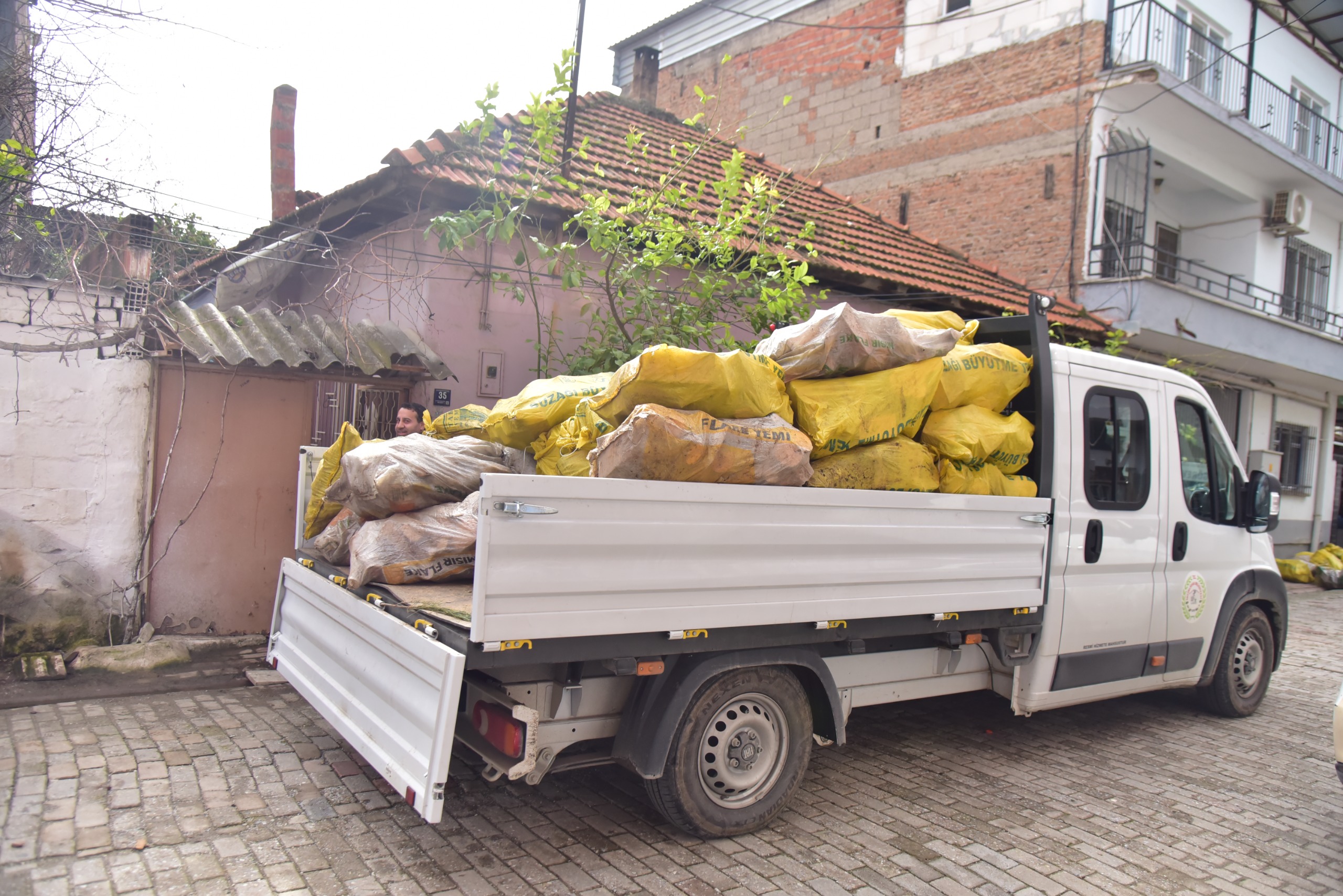 Baskan Kayadan Kis Aylarinda Gonulleri Isitan Destek Incirliova Belediyesinden Ailelere Yakacak Destegi 634533 1221A51F997E7Dafbd9910Be77202E33