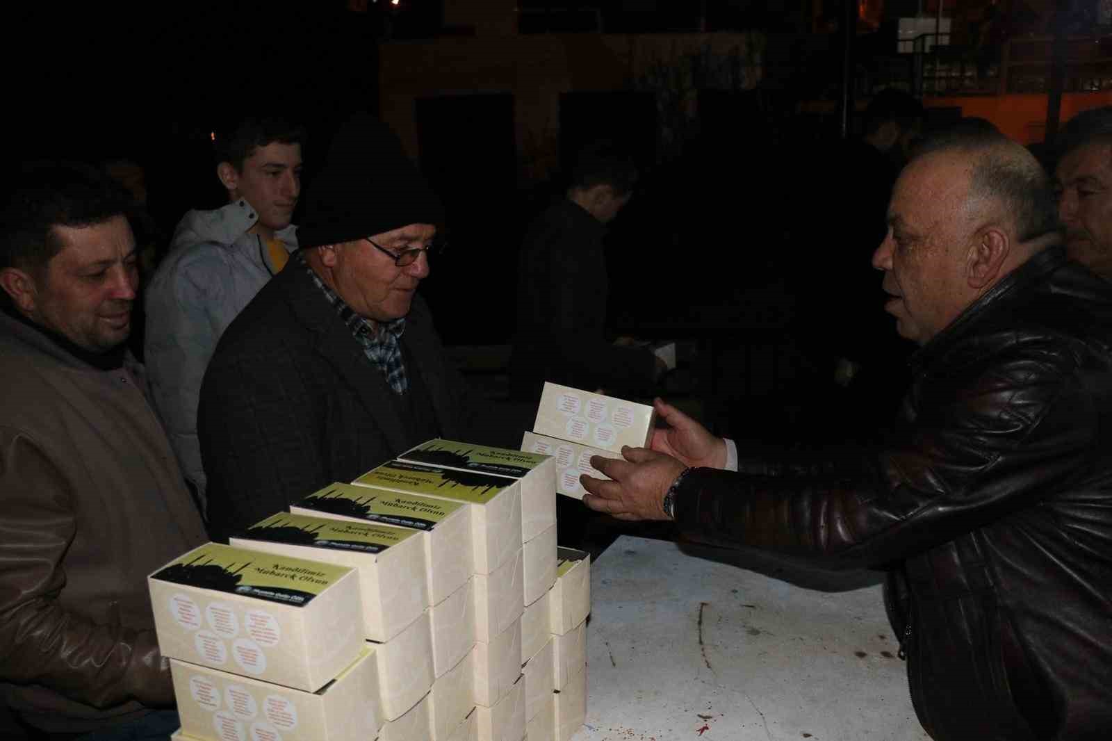 Baskan Ozel Kandil Gecesinde Kizilcada Vatandaslarla Bulustu 7Bf05A8F75Db0C0161279992Be5F959C