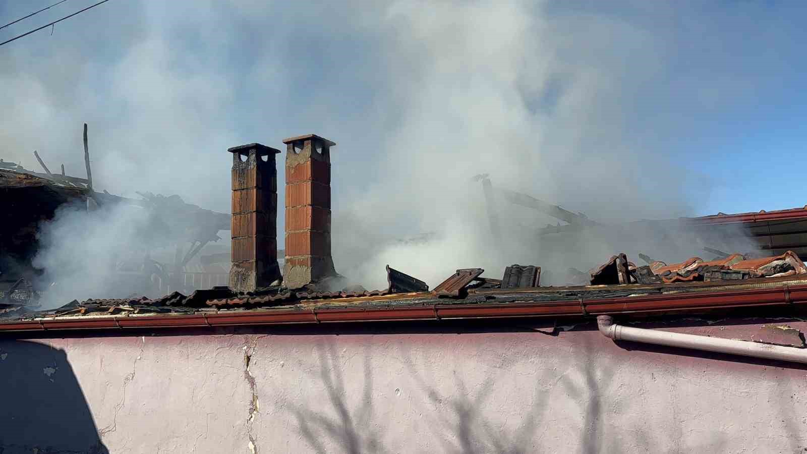 Bozdoganda Ev Alevlere Teslim Oldu D279C0B93F5170F00E674E93F641C83F