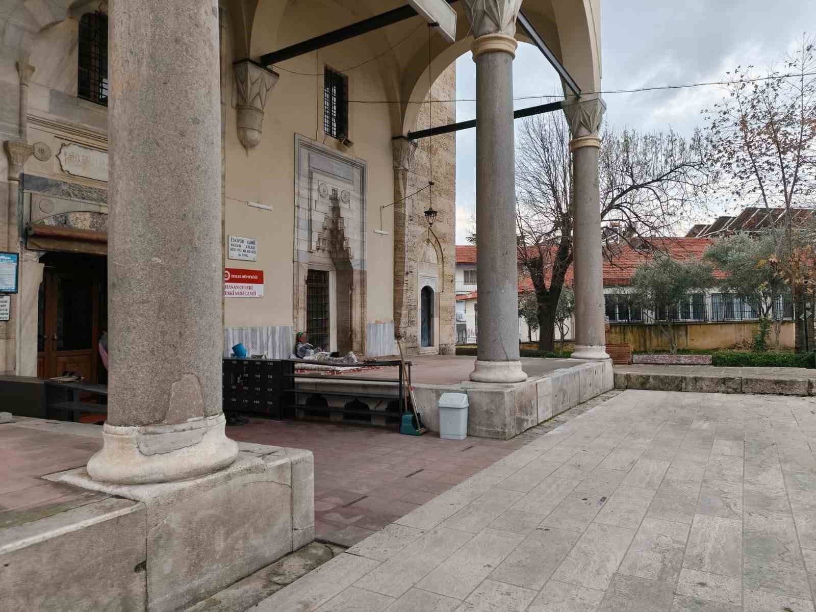 Cami Bahcesini Mesken Tutan Kadini Otelde Kalmaya Kimse Ikna Edemiyor 590616C6Ca27E95E17B13E098F6C9001