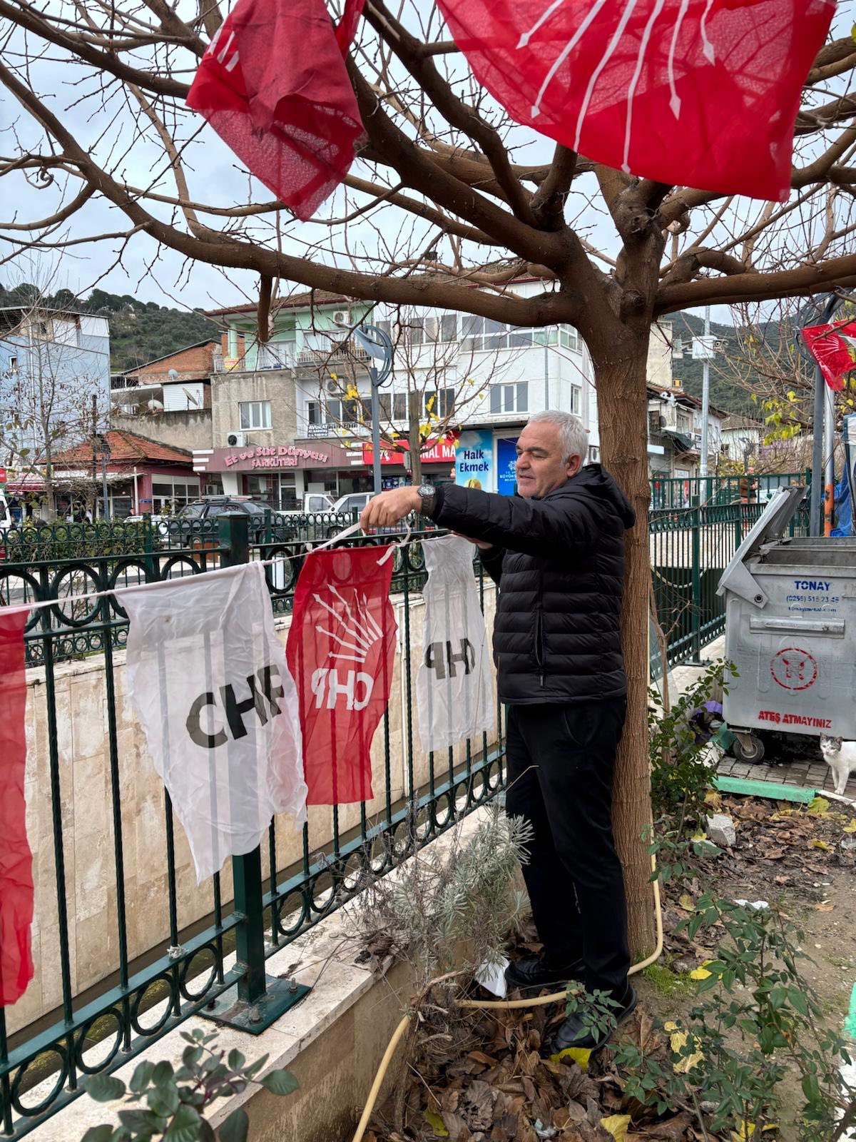 Chp Kocarliyi Bayraklariyla Susledi 633860 4B7834329C100E952Daff57Ee6A4E2Ec