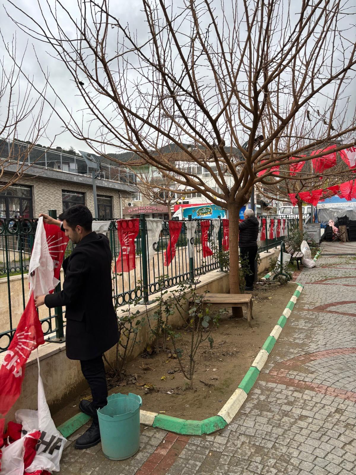 Chp Kocarliyi Bayraklariyla Susledi 633860 C5262771B6480Fa2F6761E9C1Dee1F7E