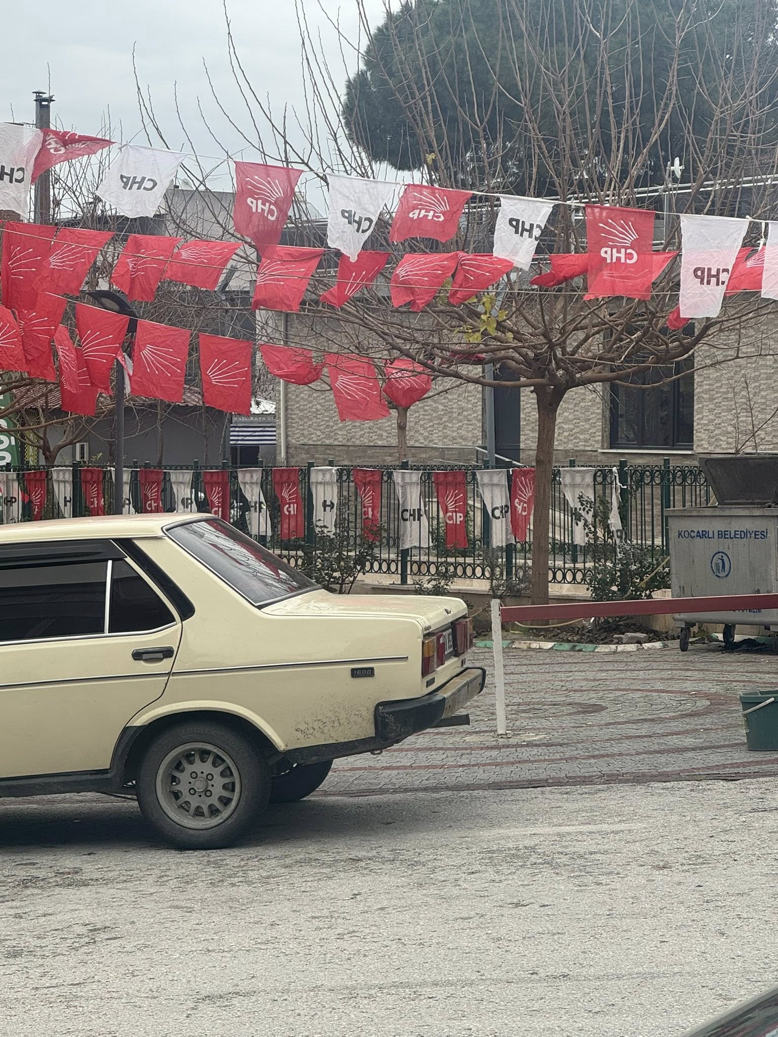 Chp Kocarliyi Bayraklariyla Susledi 633860 C9Ca4E628B1C28Ba93802B574270210B