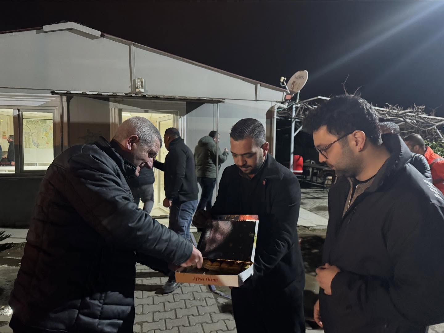 Chpli Gencler Yilbasinda Gorev Yapanlari Yalniz Birakmadi 626788 3000B108Dec4433B6C6Eec6E84E98B96