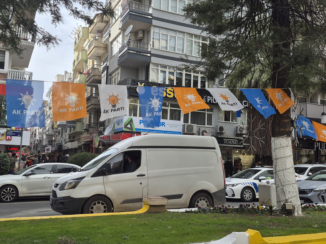 Chpli Saatcidan Hodri Meydan Akp Bayraklari Kaldirilmazsa Chp Bayraklari Asacagiz 633525 C194568Ad114Ecf8Cbbf2F92573B3Ca3