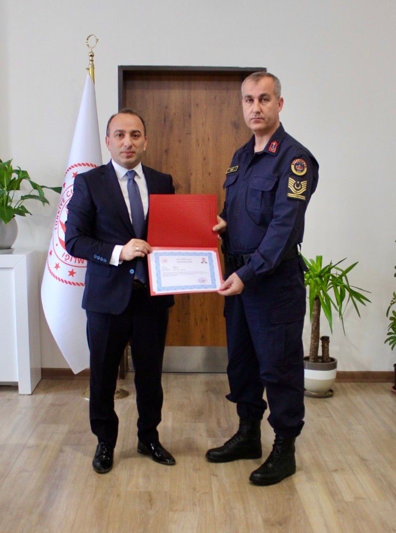 Cine Kaymakami Erdogandan Jandarma Personeline Basari Belgesi 0D2081100Bc10Cee227D370C7F7A7Fc1