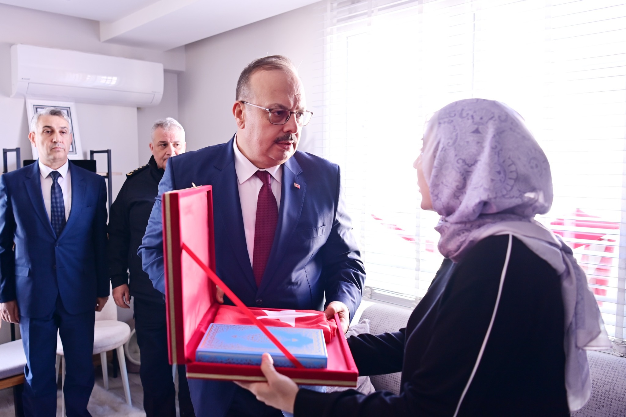 Deas Operasyonunda Sehit Olan Polisin Ailesine Taziye Ziyareti 629767 92Ed28C9A3Ecbcdb2382044A24F8Fb97