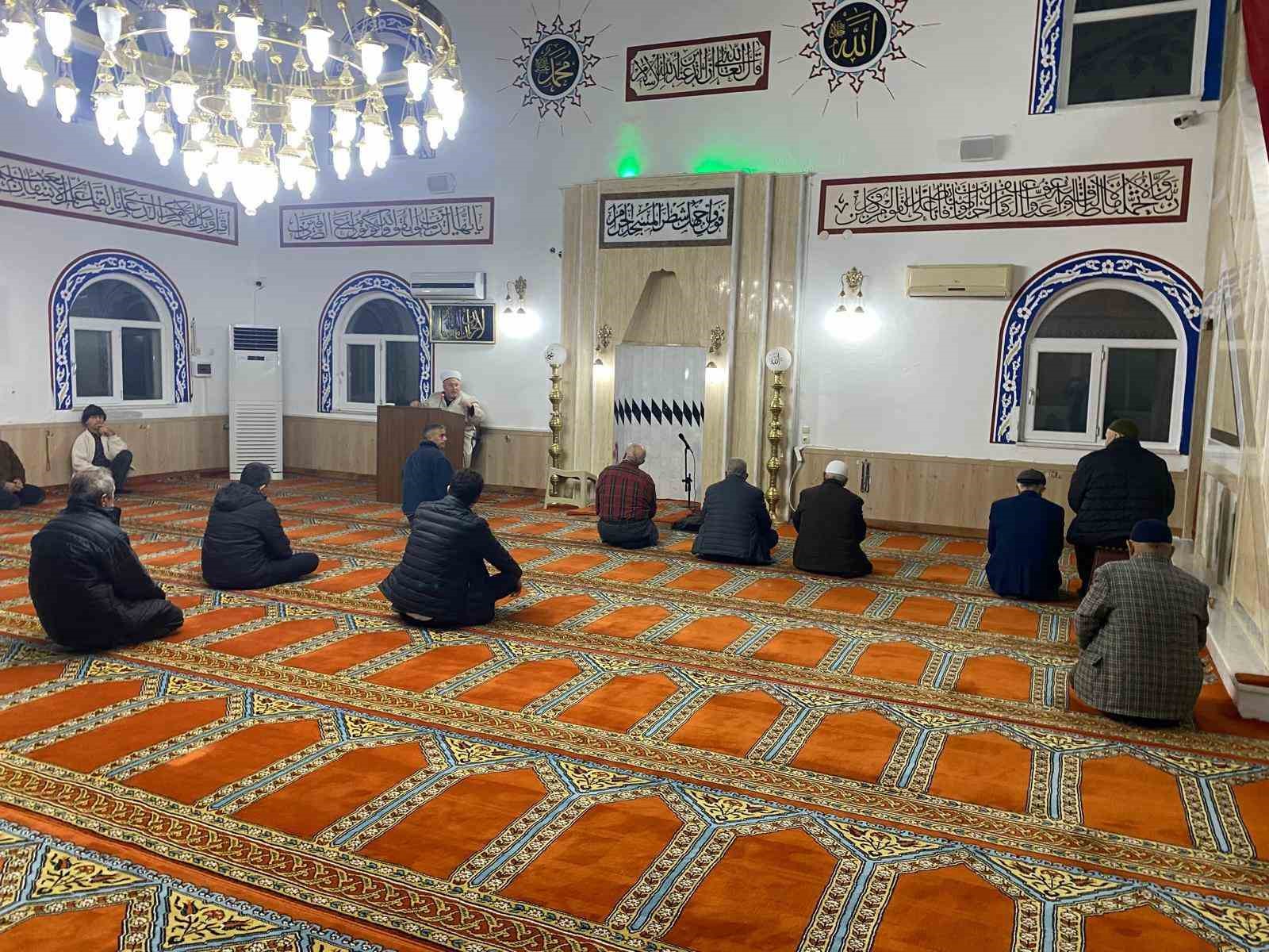 Dede Torun Genc Yasli Ayni Safta Bulustu 544D7Fbe7Fcb69A5D6Ad21Aeabb6938C