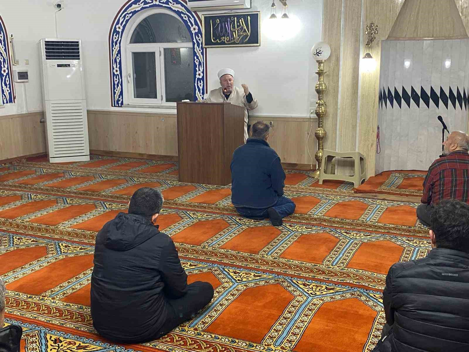 Dede Torun Genc Yasli Ayni Safta Bulustu 916D819F6574F65972323A2E97Cfeea6