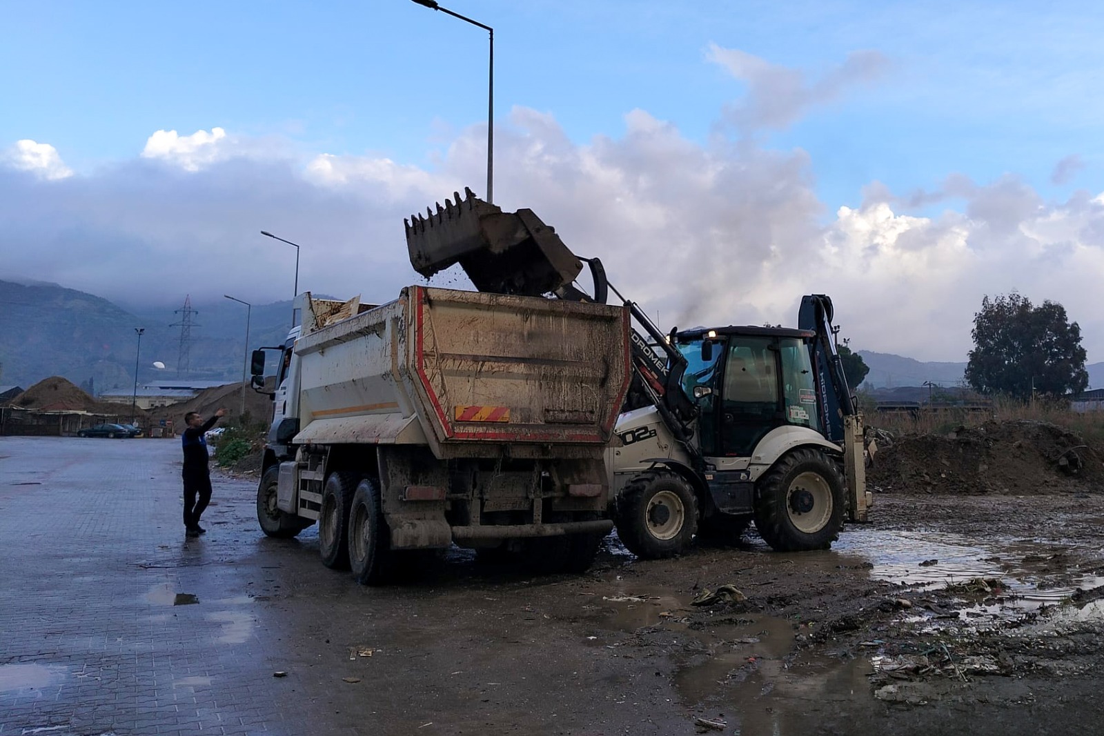 Efelerin Ekipleri Kamu Kurumunun Doktugu Molozlari Temizledi 634735 Fe045C8C3Dca0F70939Cf68Bfde9B38D