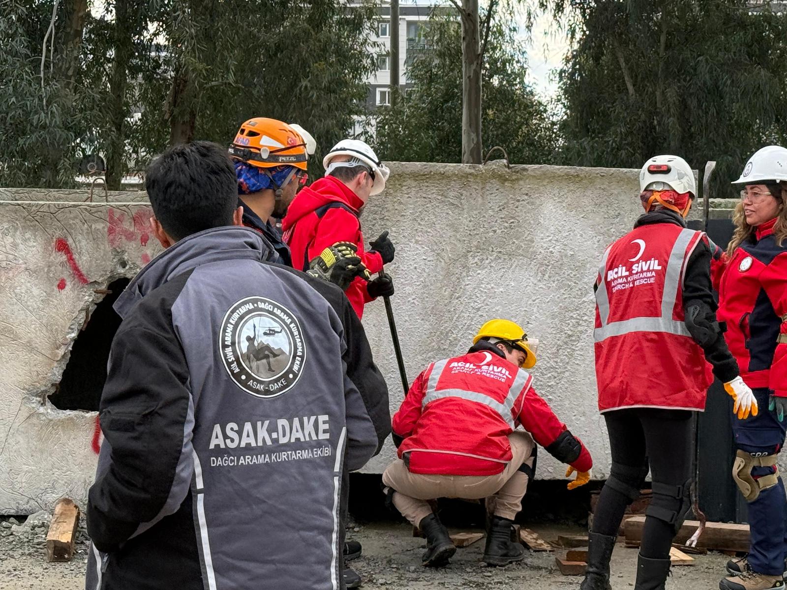 Ekipler Enkaz Basinda Ter Doktu Aydinda Gercegini Aratmayan Senaryo 634278 27E20599408Bf70A712Cedbf23C3Ca0F