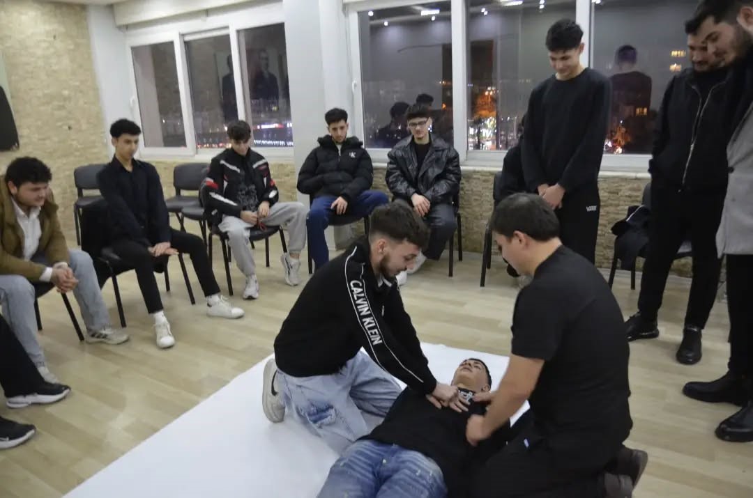 Gencler Acil Ve Ilk Yardim Konusunda Bilinclendirildi A04830A8A67E839Cf4Cbdf1366346Aef