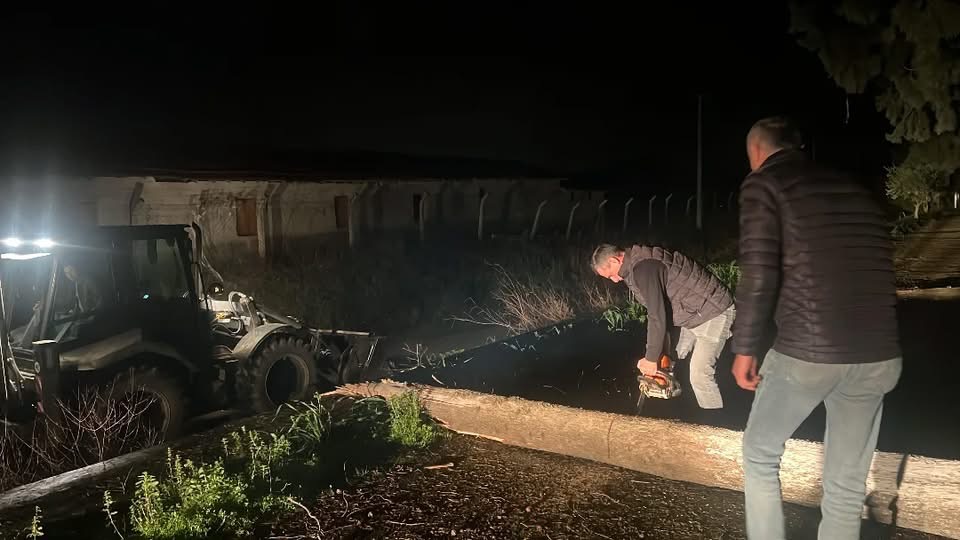 Germencikte Siddetli Ruzgr Agaclari Devirdi 634469 62D200793F12009F61B726Cb69A942C3