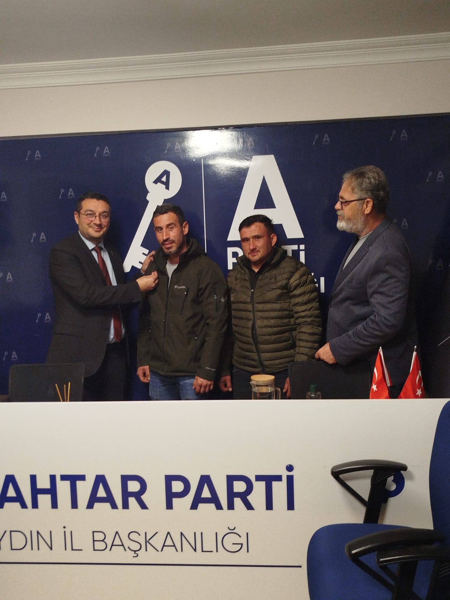 Hayirli Olsun Ziyareti Rozetlerle Taclandi 632188 D5Eec65F707D5369Abd00Bfae4C66556