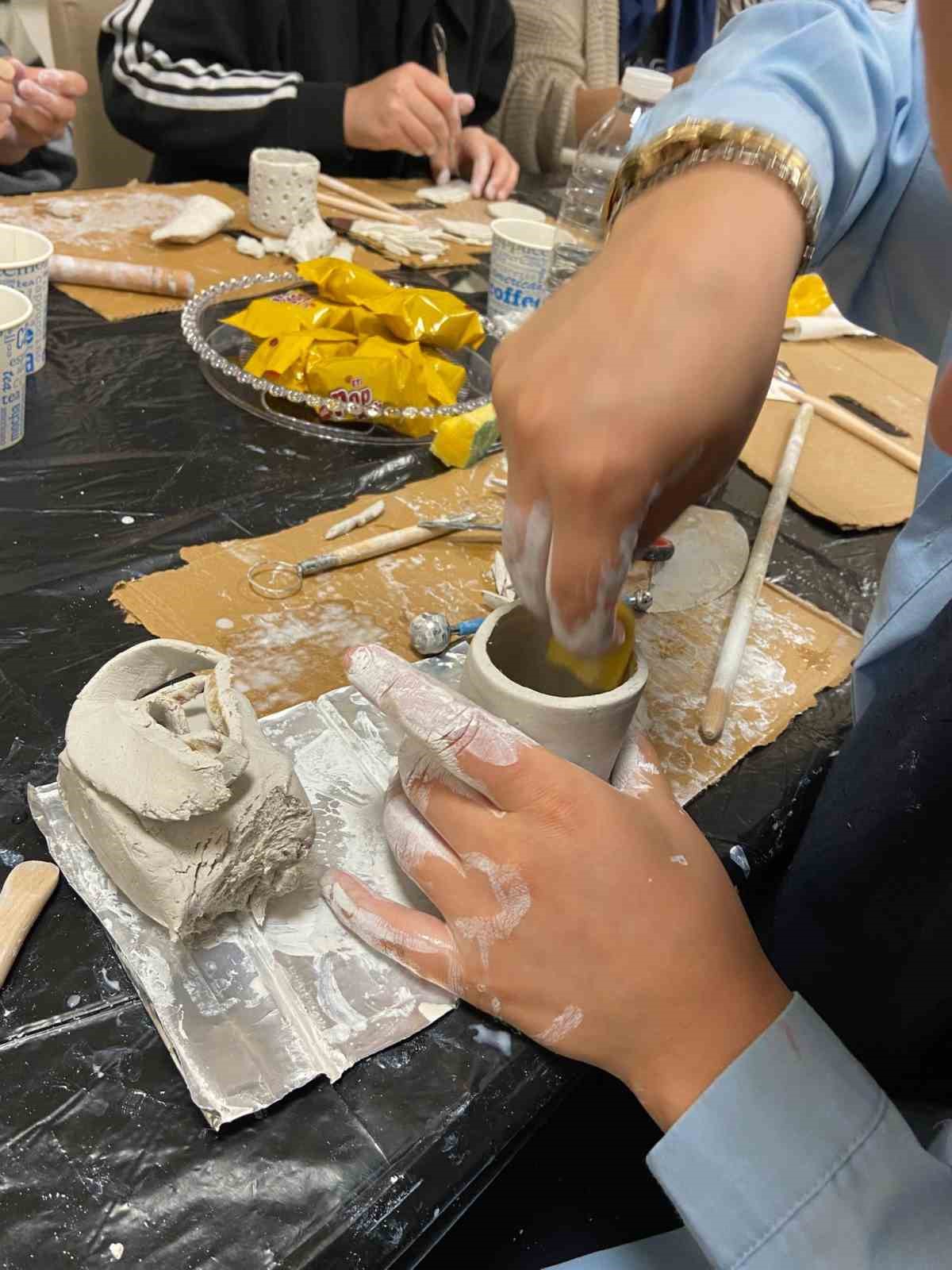 Hem Konakliyorlar Hem Acilan Kurslarla Kendilerini Gelistiriyorlar C1591Fa2C113Ed670E365B341E317B4D