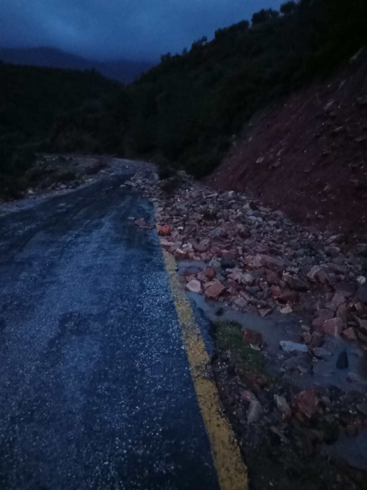 Karacasuda 12 Saatlik Araliksiz Yagis Yol Trafige Kapandi 634489 48816D0D1483395046687D1Bfb989170