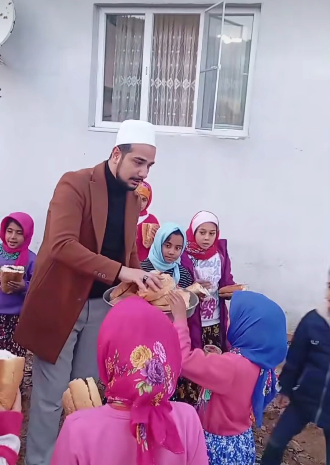 Karacasulu Imamdan Cocuklara Karne Hediyesi Mangal Ziyafeti 631275 525C98Faab582317F3Ece58Fb2628Dd0