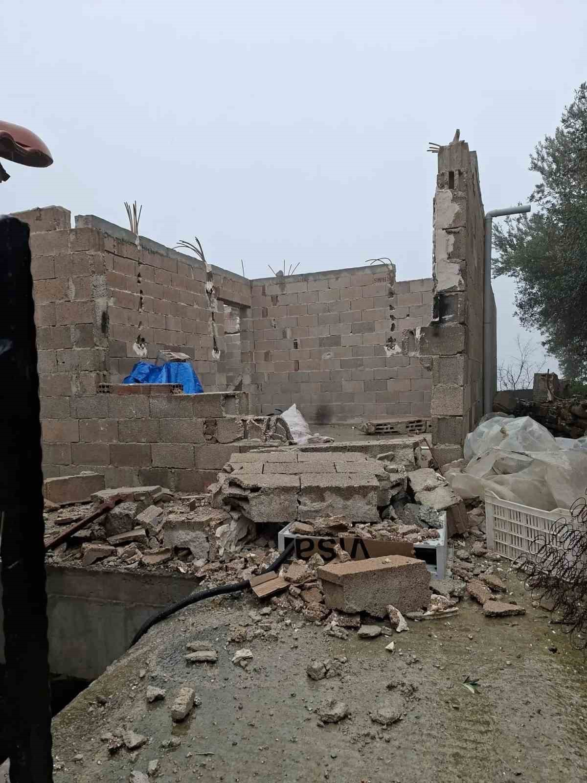 Koskte Firtina Catilari Ucurdu Duvarlar Yikildi 0D2288F244D6546Bead062De72833Df9