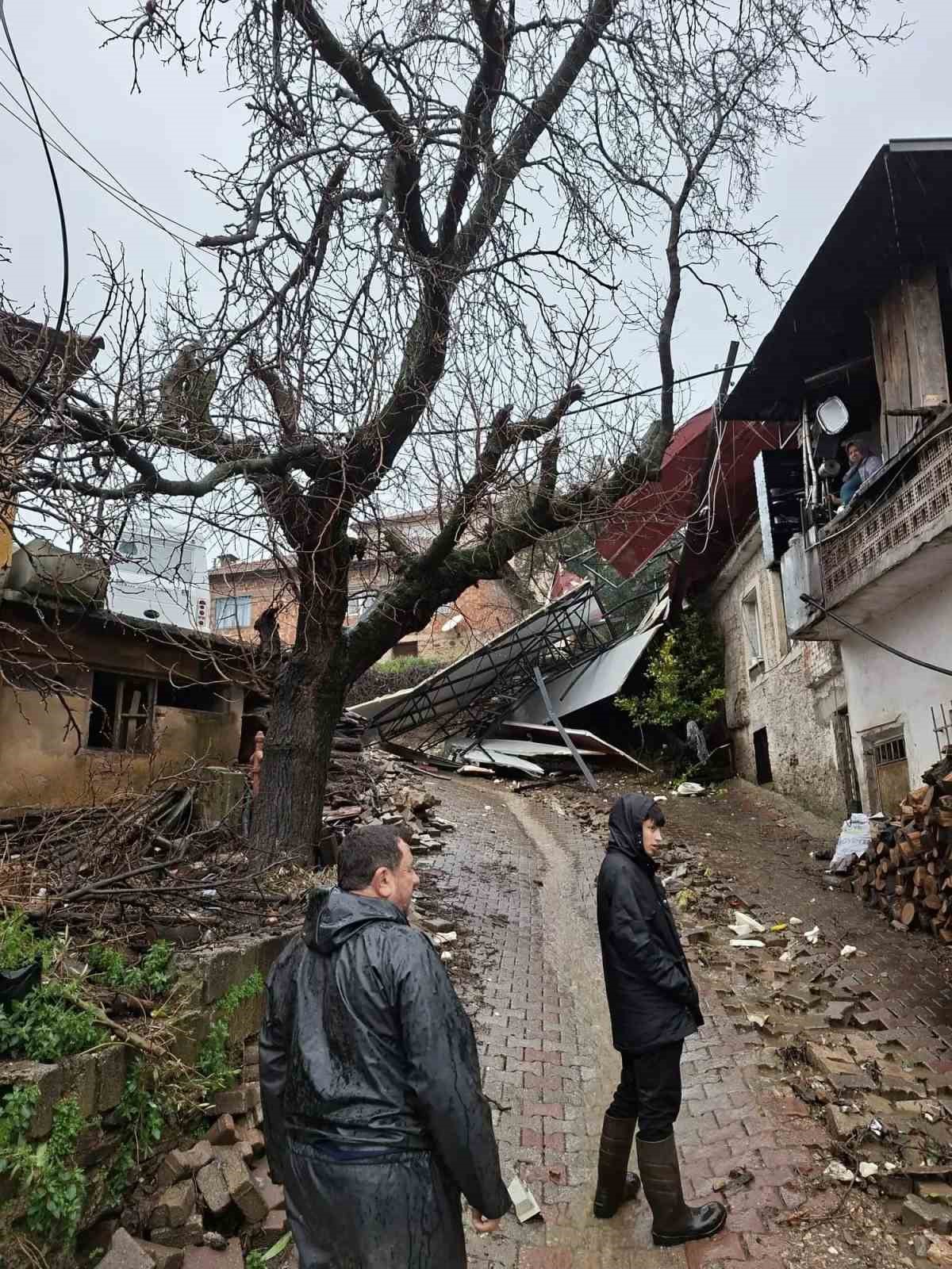 Koskte Firtina Catilari Ucurdu Duvarlar Yikildi 5F32066Bc391968Ecc3003E260819B15