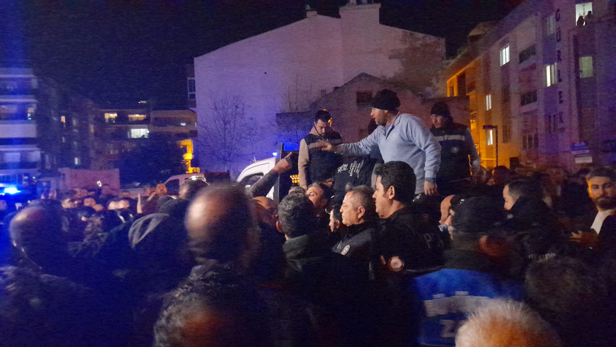 Kusadasinda Polis Memurlarina Saldiri Gozalti Getirdi 628608 Dd3F441883A1101Ebab935Ed418Fc653