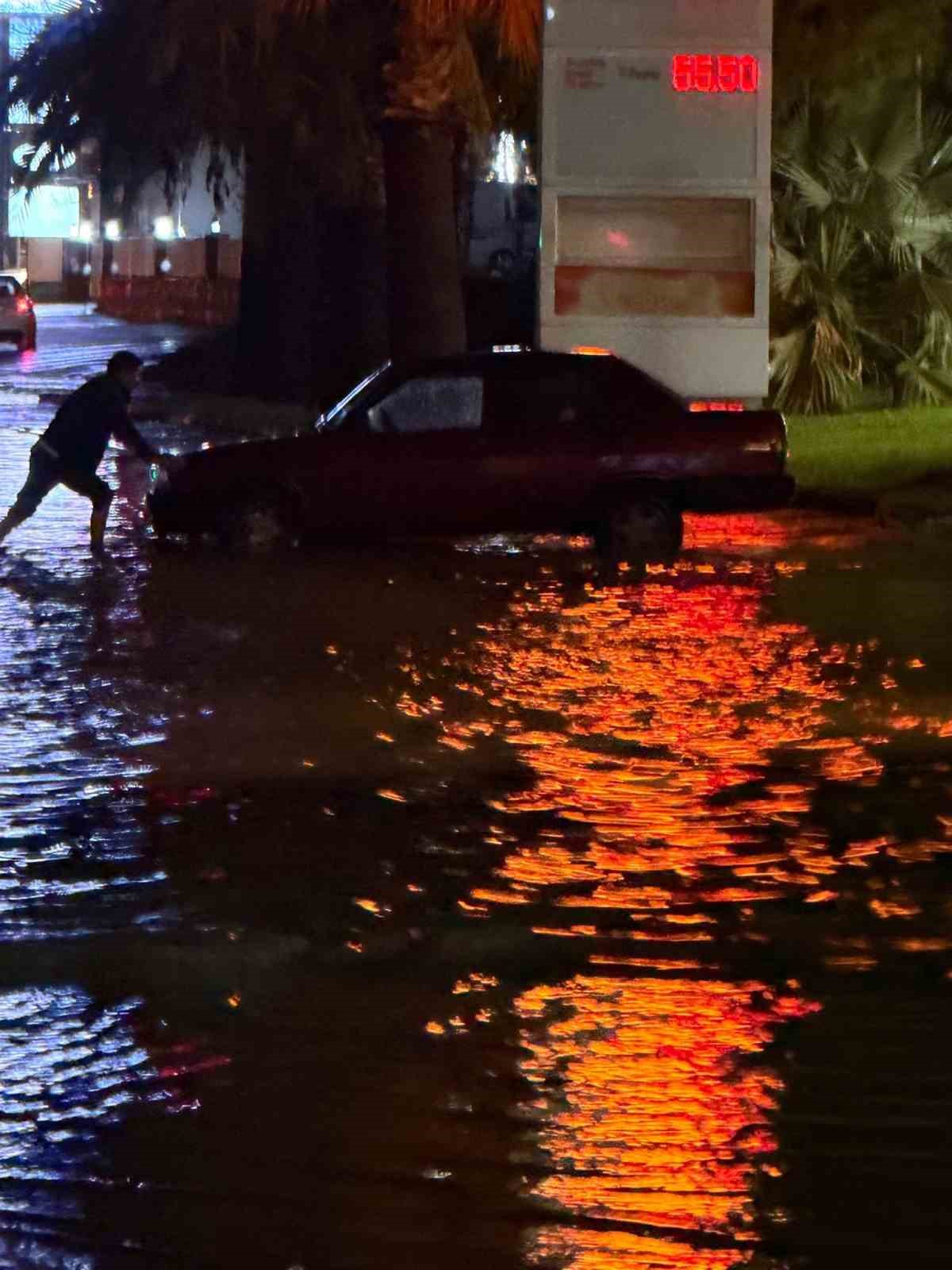 Kusadasinda Saganak Yagis Yollari Gole Cevirdi 8472Ed83Dfe56Ad90B27469Acc2D9D7F