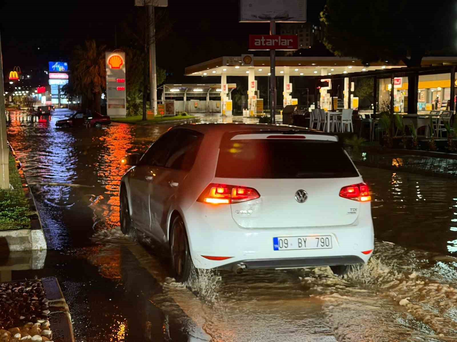 Kusadasinda Saganak Yagis Yollari Gole Cevirdi Be591091E68Ea62B924278074Ff42Ce5