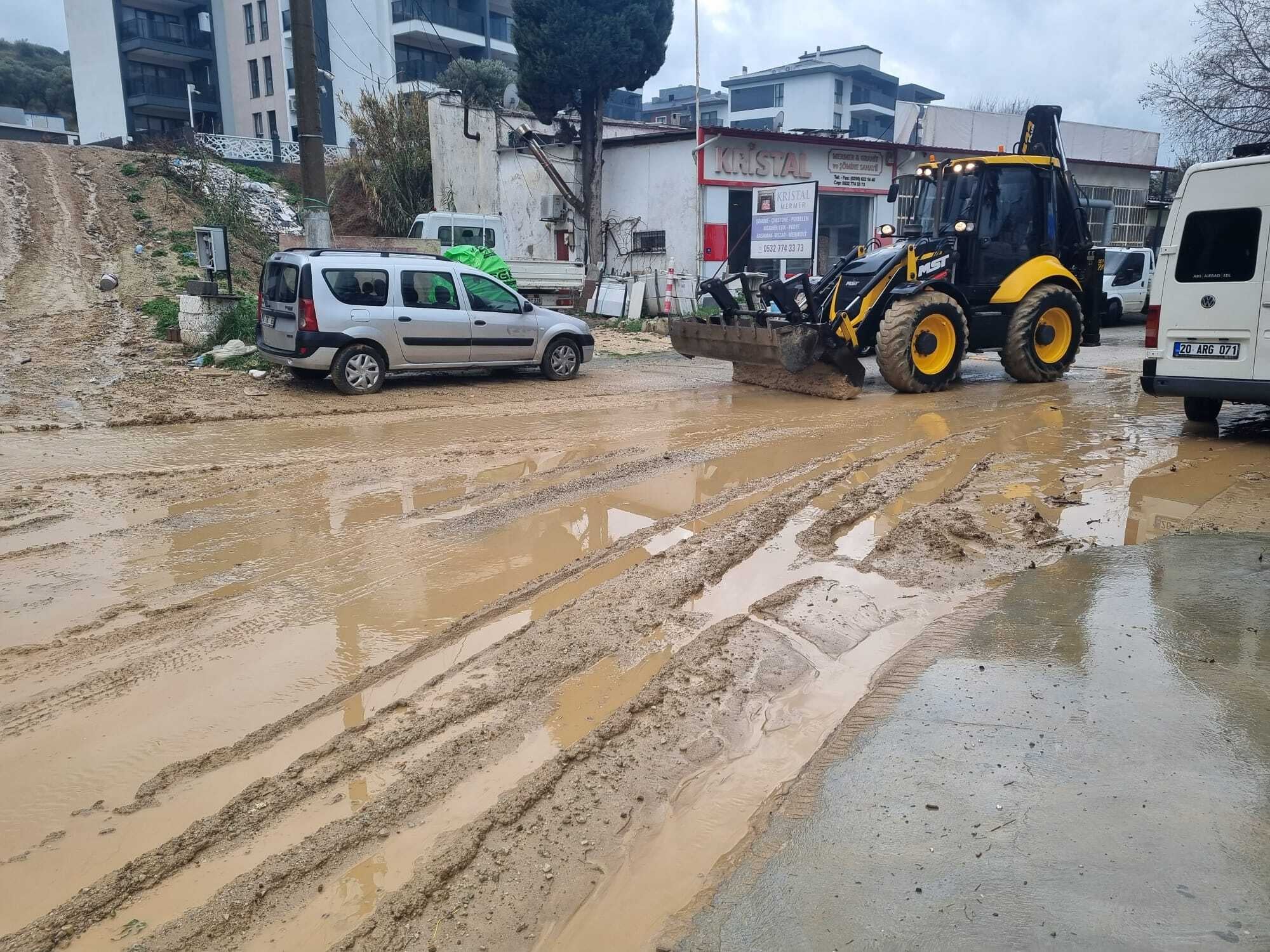 Kusadasinda Saganak Yagisin Izleri Silinmeye Baslandi 632670 F72197809Ecd48609B60F8B0369C8Fe9