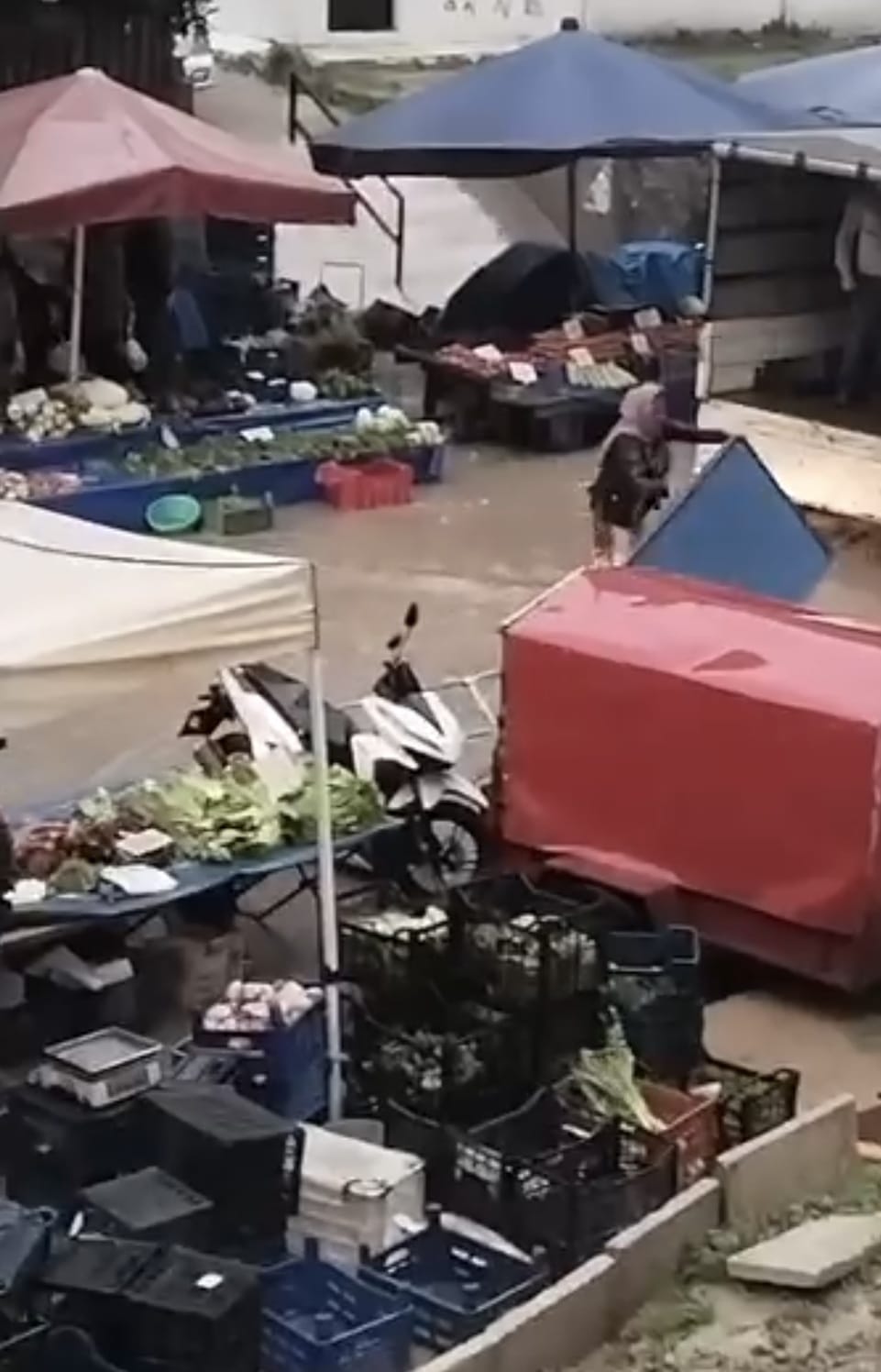 Kusadasinda Siddetli Yagis Semt Pazarini Vurdu 633581 5Df627E9C9357Cae4994A38C4530Fcb6