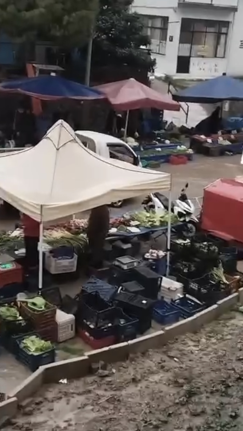 Kusadasinda Siddetli Yagis Semt Pazarini Vurdu 633581 Dc9Ac37D81638B35933211274Af5B85B