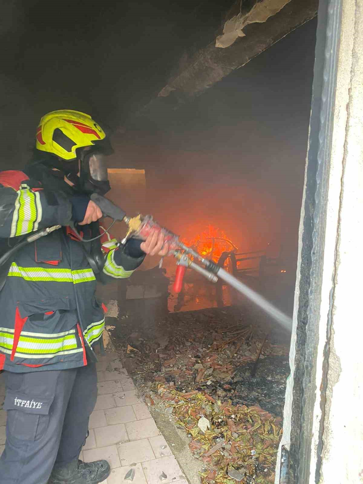 Metruk Binada Cikan Yangin Ekipleri Harekete Gecirdi E5Bfd40Ba25383Fb87Fed263501Db222