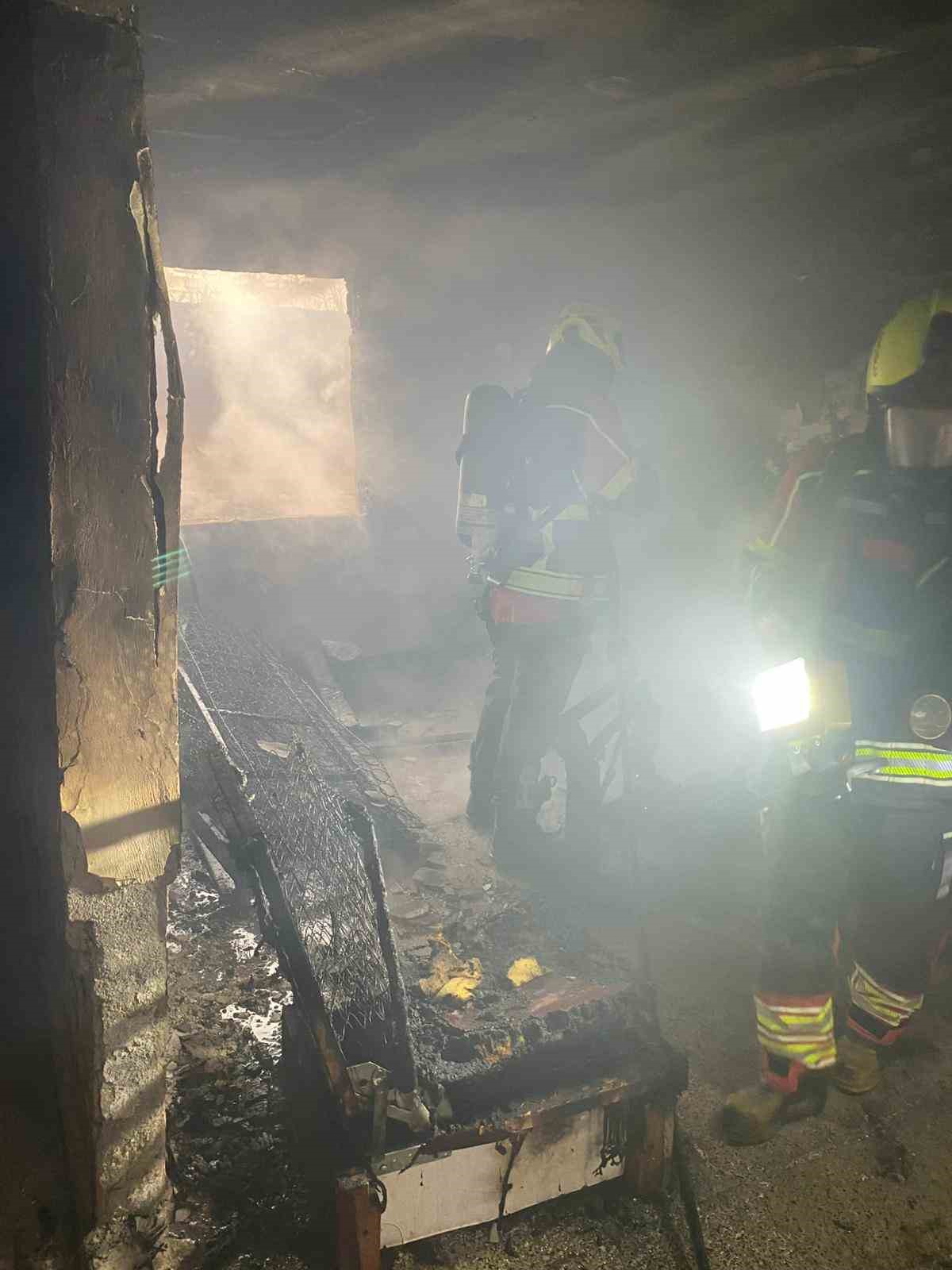 Metruk Binada Cikan Yangin Ekipleri Harekete Gecirdi E6300F37D9Bb8B1Ff255637B526F5152