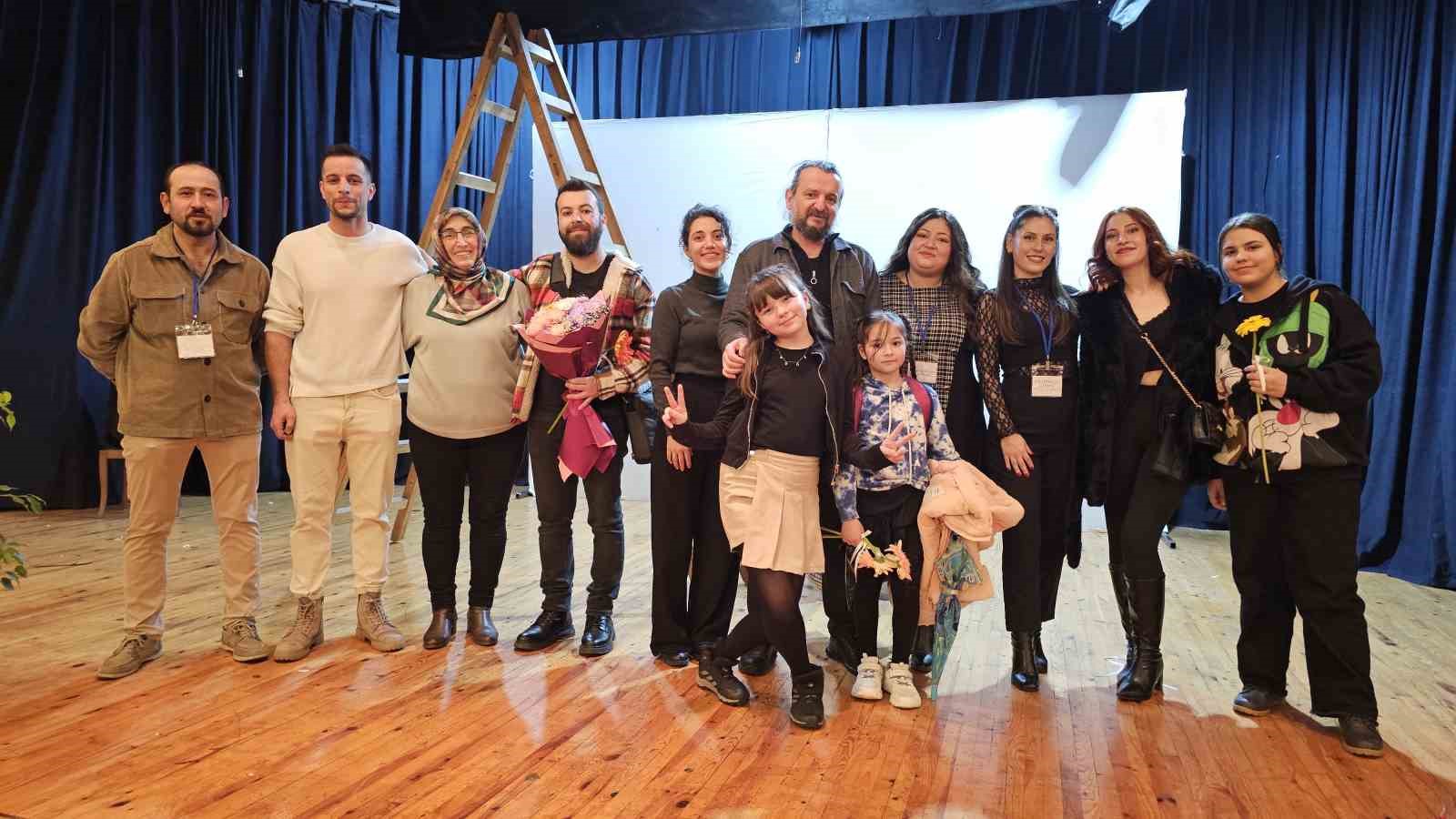 Nazilli Hem Tiyatro Ekibinin Oyunu Begenildi 3Deb4222499B187D684576959C04468F