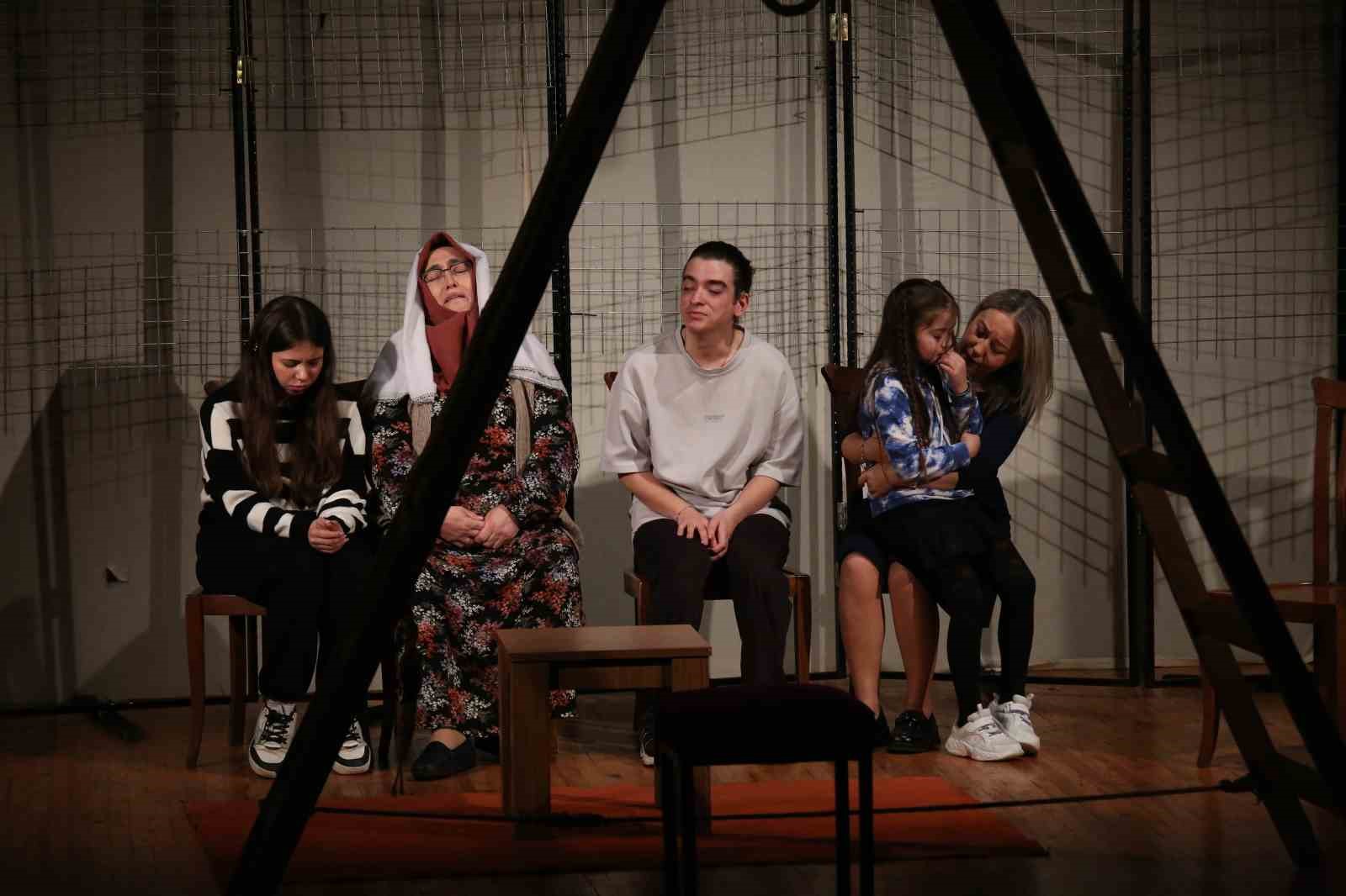 Nazilli Hem Tiyatro Ekibinin Oyunu Begenildi Ef6B9Ec0981Ab1C6E09C452C3Eb3Ba45