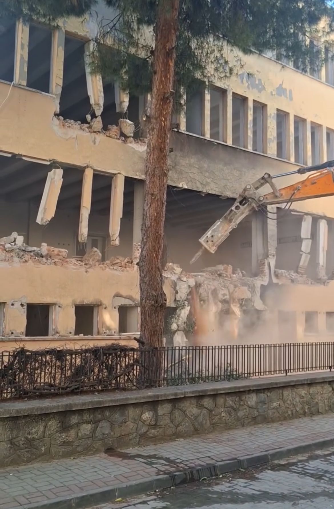 Nazillide Bir Devir Sona Erdi Halk Kutuphanesinde Yikim Basladi 631556 5Cd51Fb897Ce4Fc719E63D7Aeae40Fa8