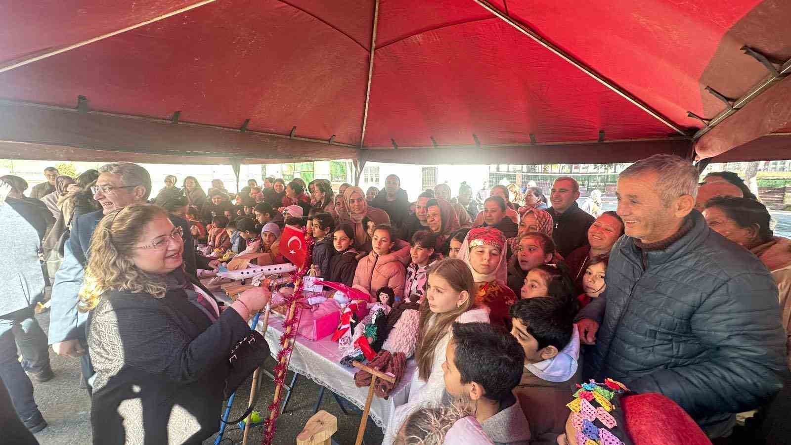 Ogrenciler Ailenin Onemine Oyuncaklarla Dikkat Cekti A374E3913456F96Bab69Db353Fe04B88