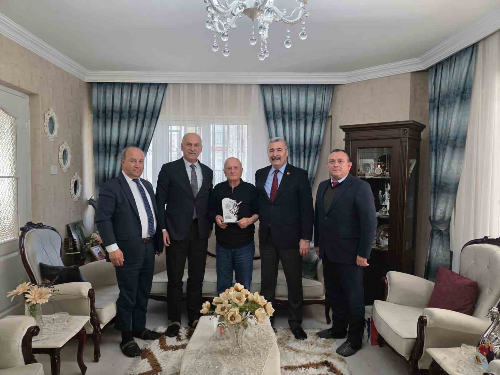 Omrunu Ogrencilerine Adayan Varol Ogretmen Unutulmadi 089Fbd1E6Dc855Ab401Cdb0E3451512B