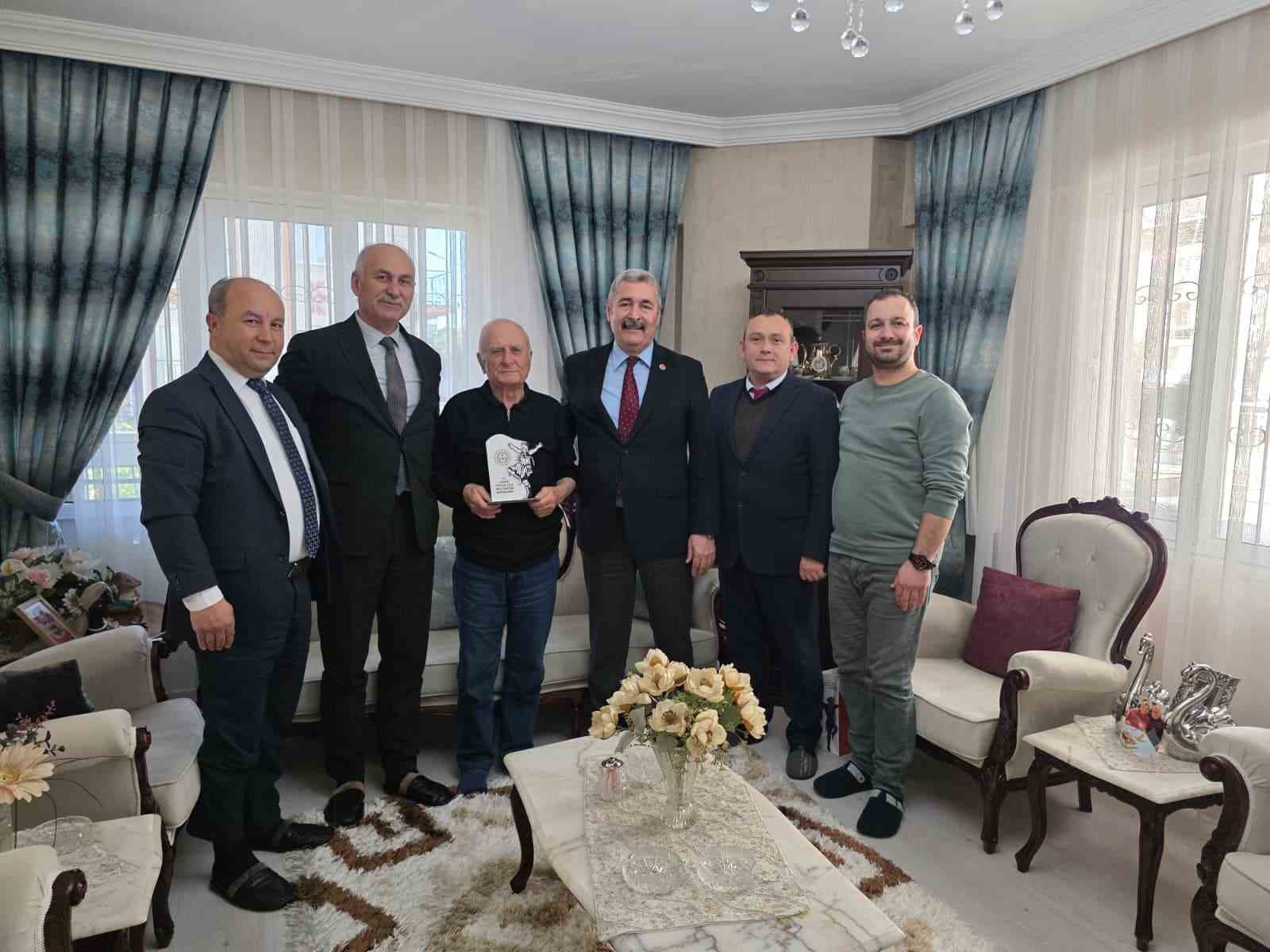 Omrunu Ogrencilerine Adayan Varol Ogretmen Unutulmadi 58D26Ffca6893F170B37C7Fbbd8Cdbec