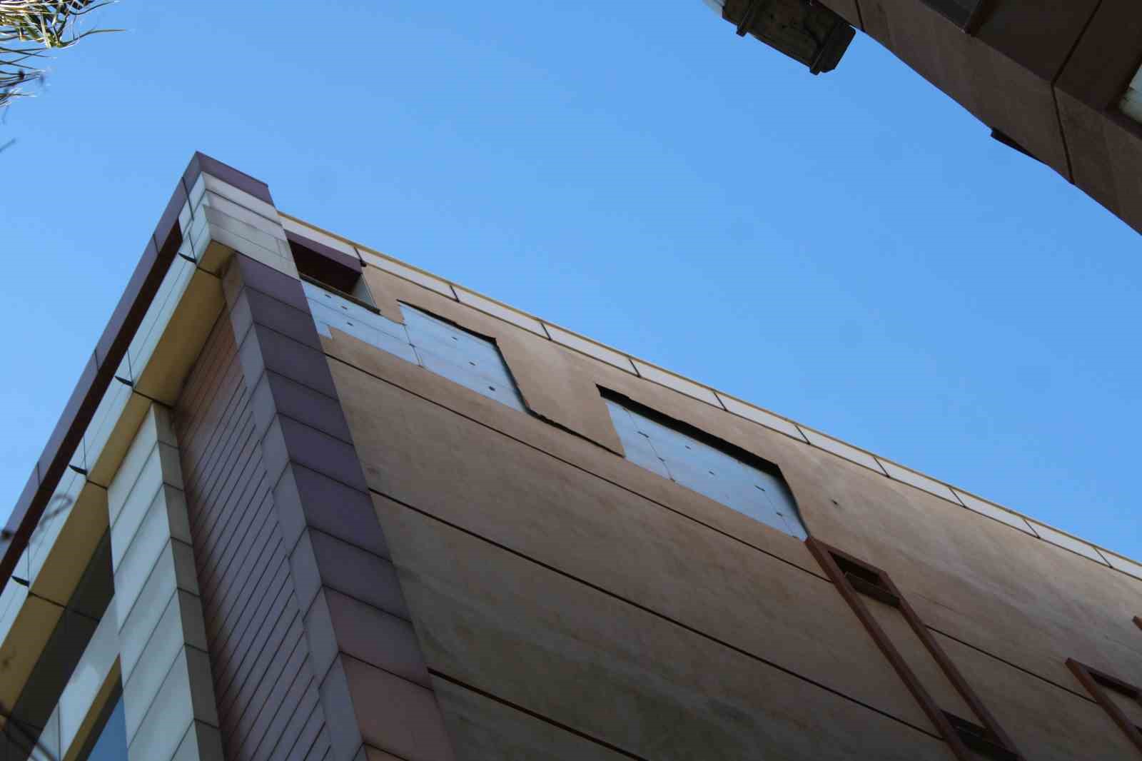 Ruzgar Binanin Cephesini Soktu Facia Kil Payi Atlatildi E02Db20E154997F5001690A228De4C2C