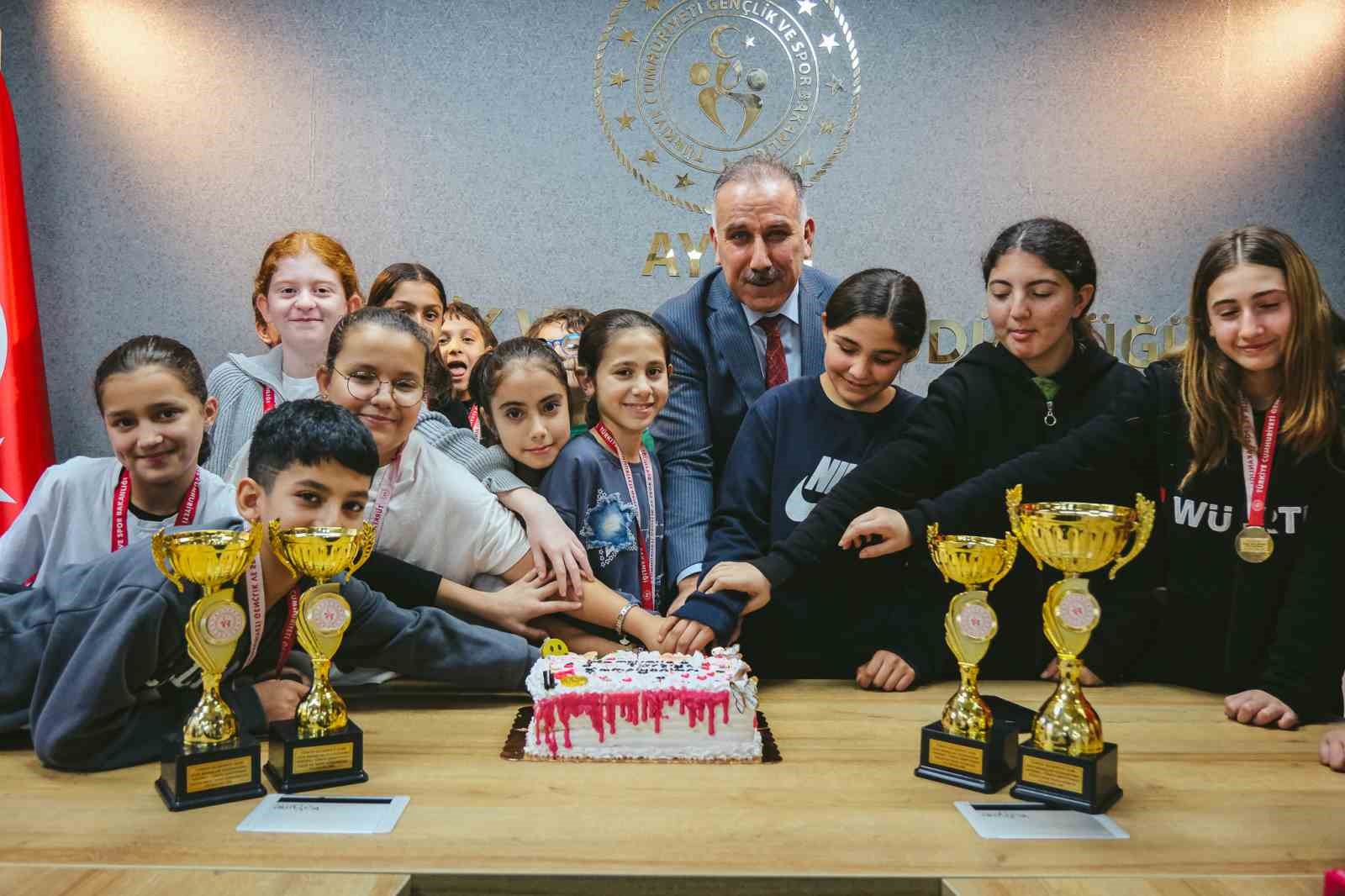 Sampiyonluk Pastasini Birlikte Kestiler B34587F8D30C92Eef658Bfbee16Bc30B