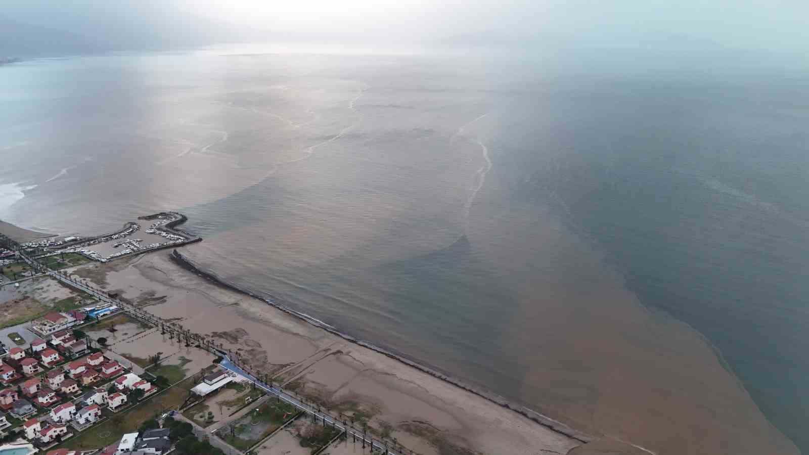 Sel Sulari Denizin Rengini Degistirdi D046B01F021E7833168A2Ec185068E9F