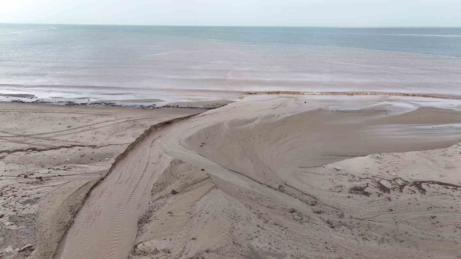 Sel Sulari Denizin Rengini Degistirdi Fb488F11501D90A088E5459414Ef0Fec