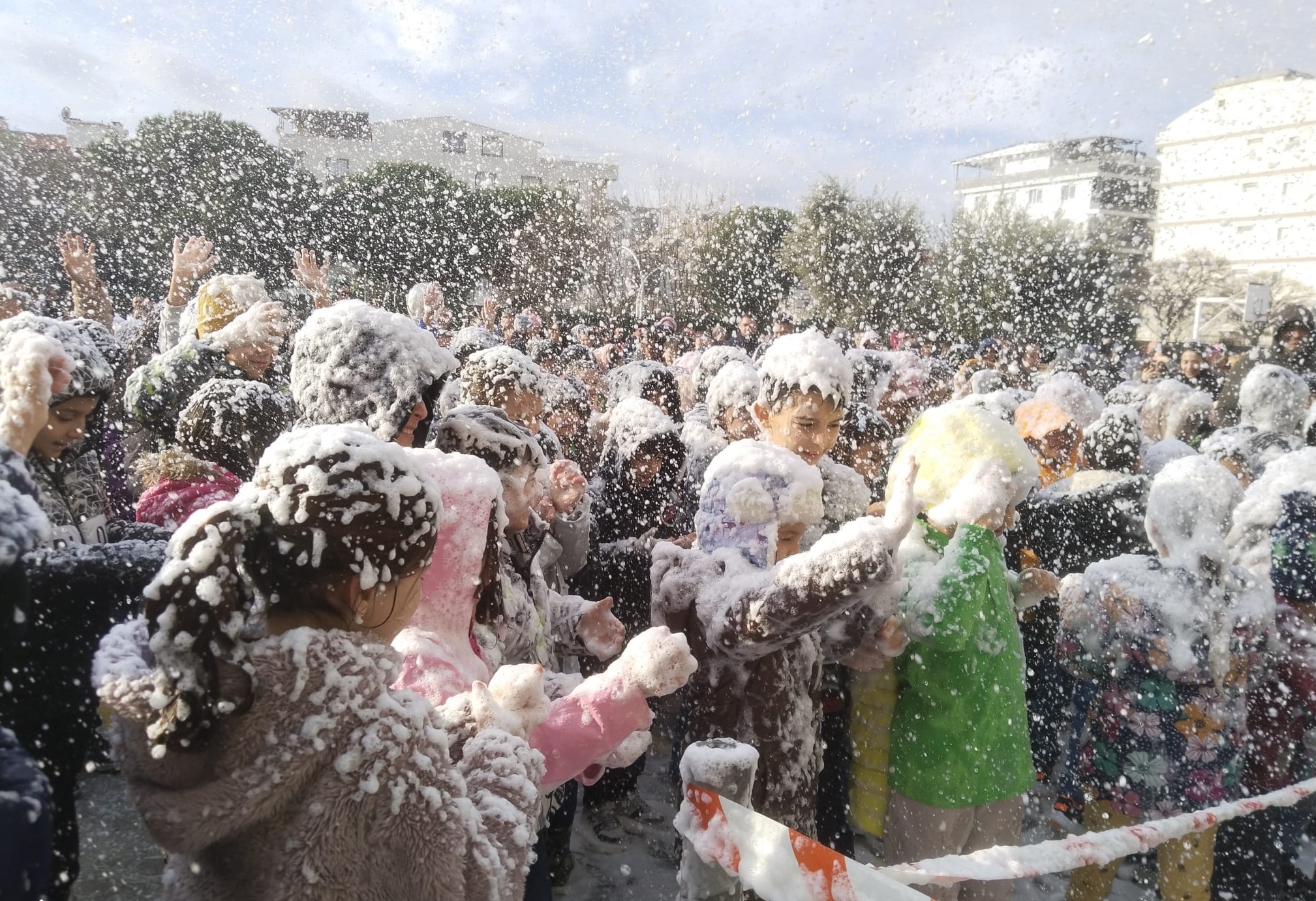 Sokede Ogrenciler Tatile Karla Ugurlandi 630888 41E47Ce047F88F6E01512F4D12Ed4D6A