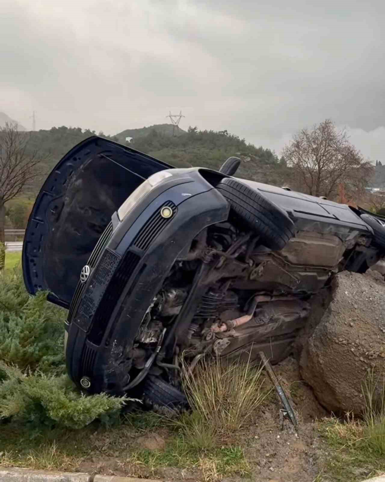 Sokede Otomobil Refuje Devrildi 2 Yarali 12B60E5E84070873Aa489473A494Ea7E