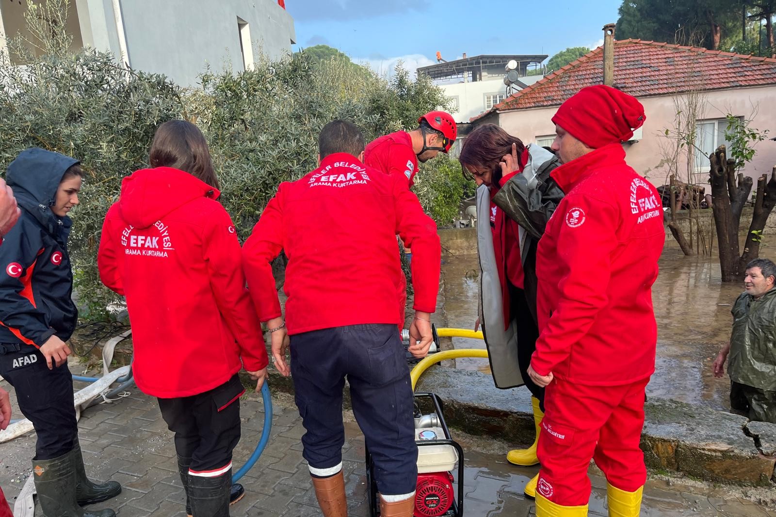 Sokede Selin Ardindan Umut Oldular Efak Sahada 632695 B864397751A322Eefd794B13042C118D